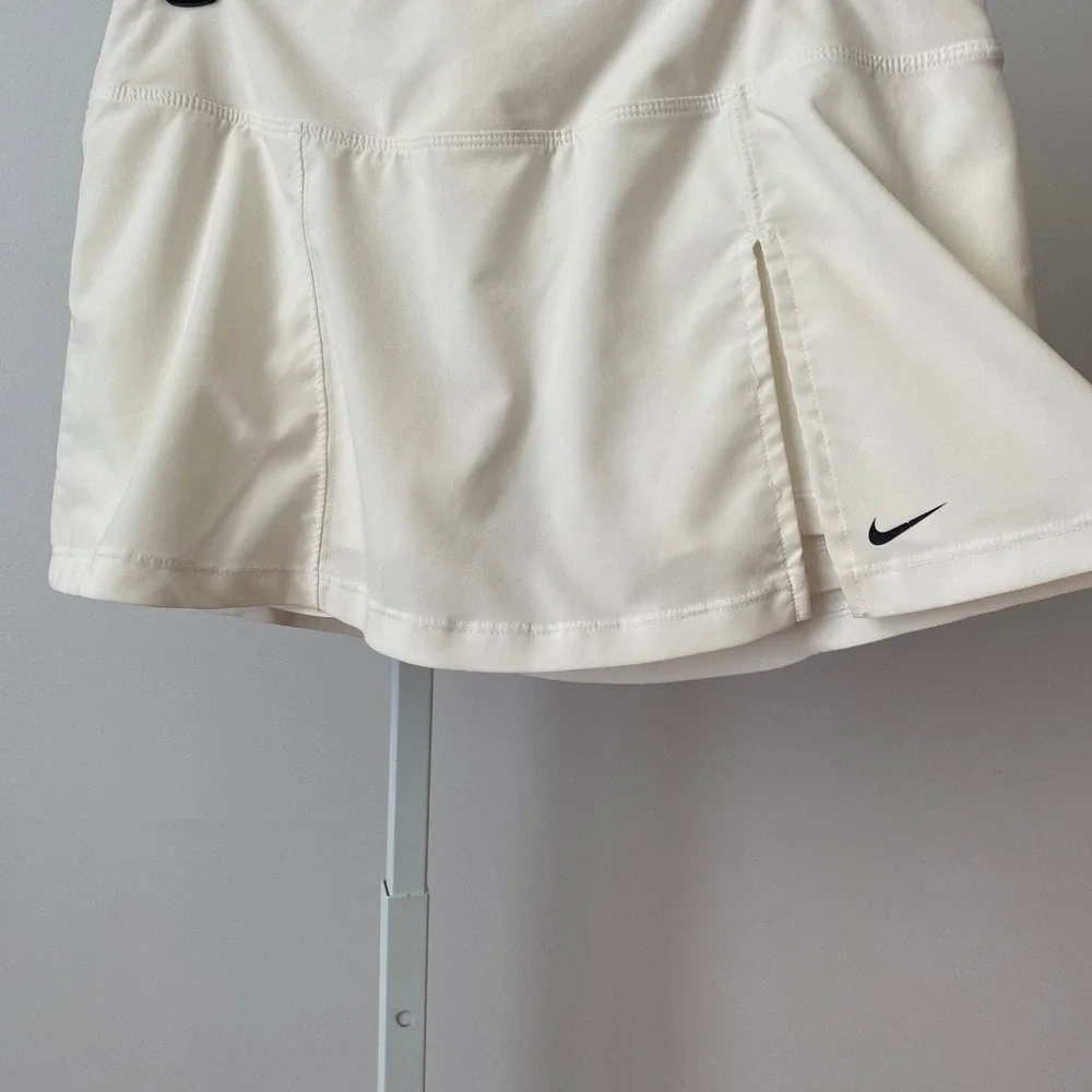 Nike medium white
